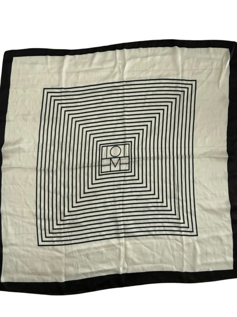 Geometric Print Scarf in White & Black Like New 27” Squared